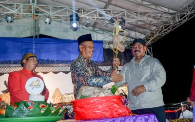 Meriahnya pagelaran wayang kulit dalam rangka HUT Desa Manunggal Jaya