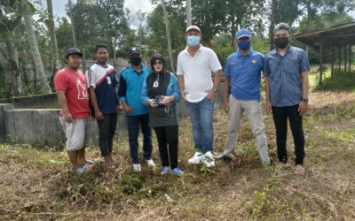 Kunjungan kolam ikan dan pertanian karang taruna oleh Kepala Desa Manunggal Jaya dan BPD
