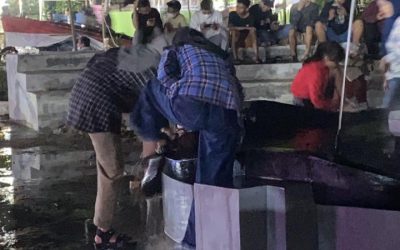 Pesona kolam air mancur di taman Manunggal Jaya, tapi kok ada yang cuci kaki?