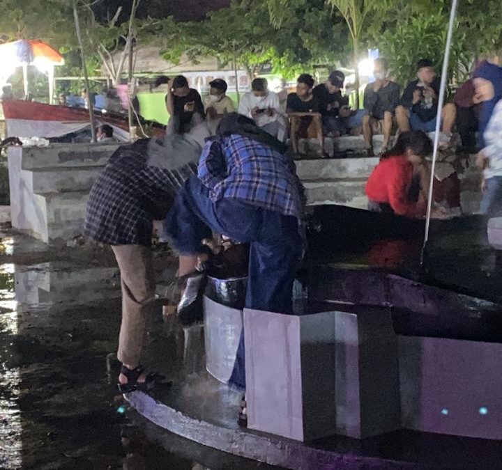 Pesona kolam air mancur di taman Manunggal Jaya, tapi kok ada yang cuci kaki?